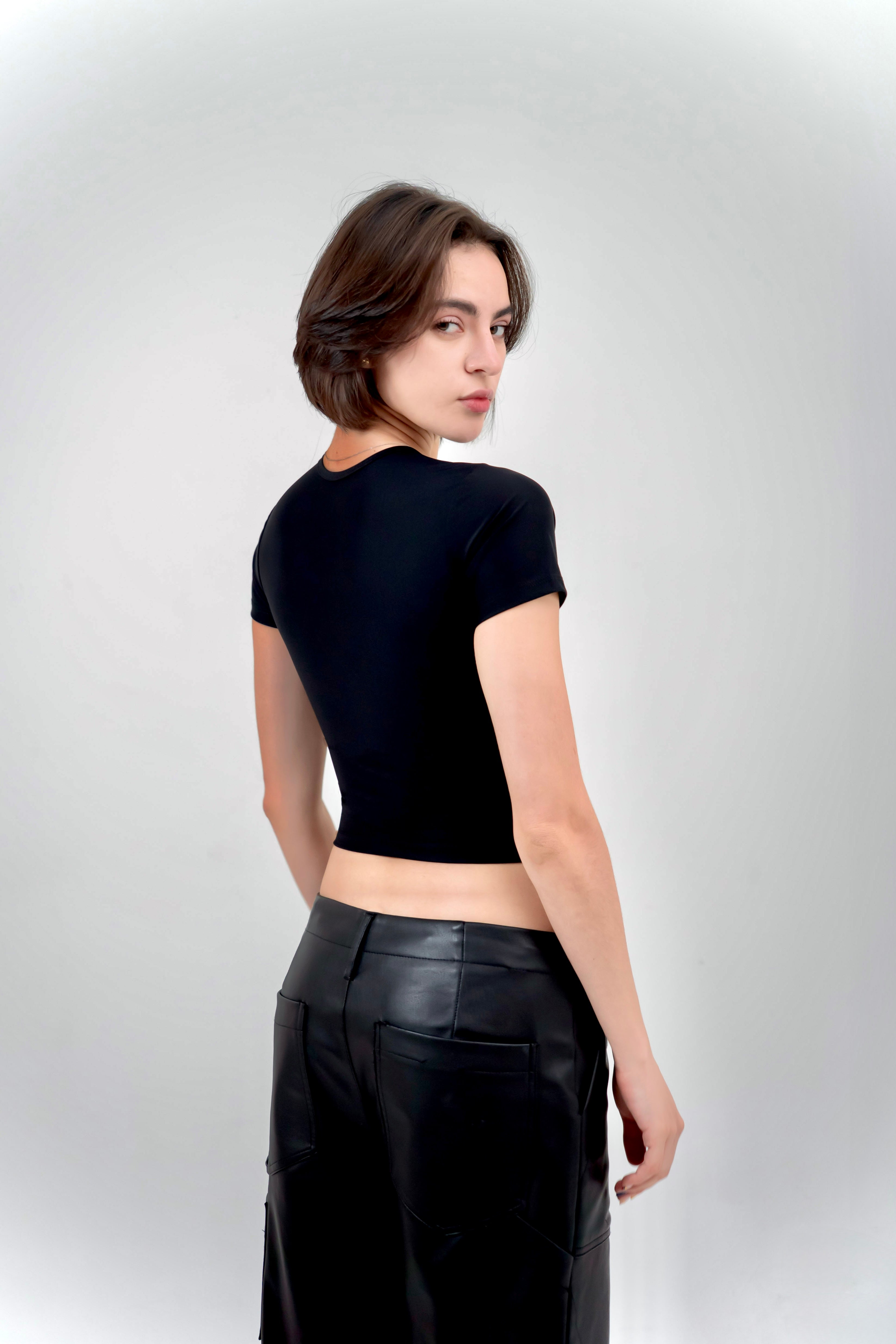 Baby Tee — Basic Collection 001 · Negro